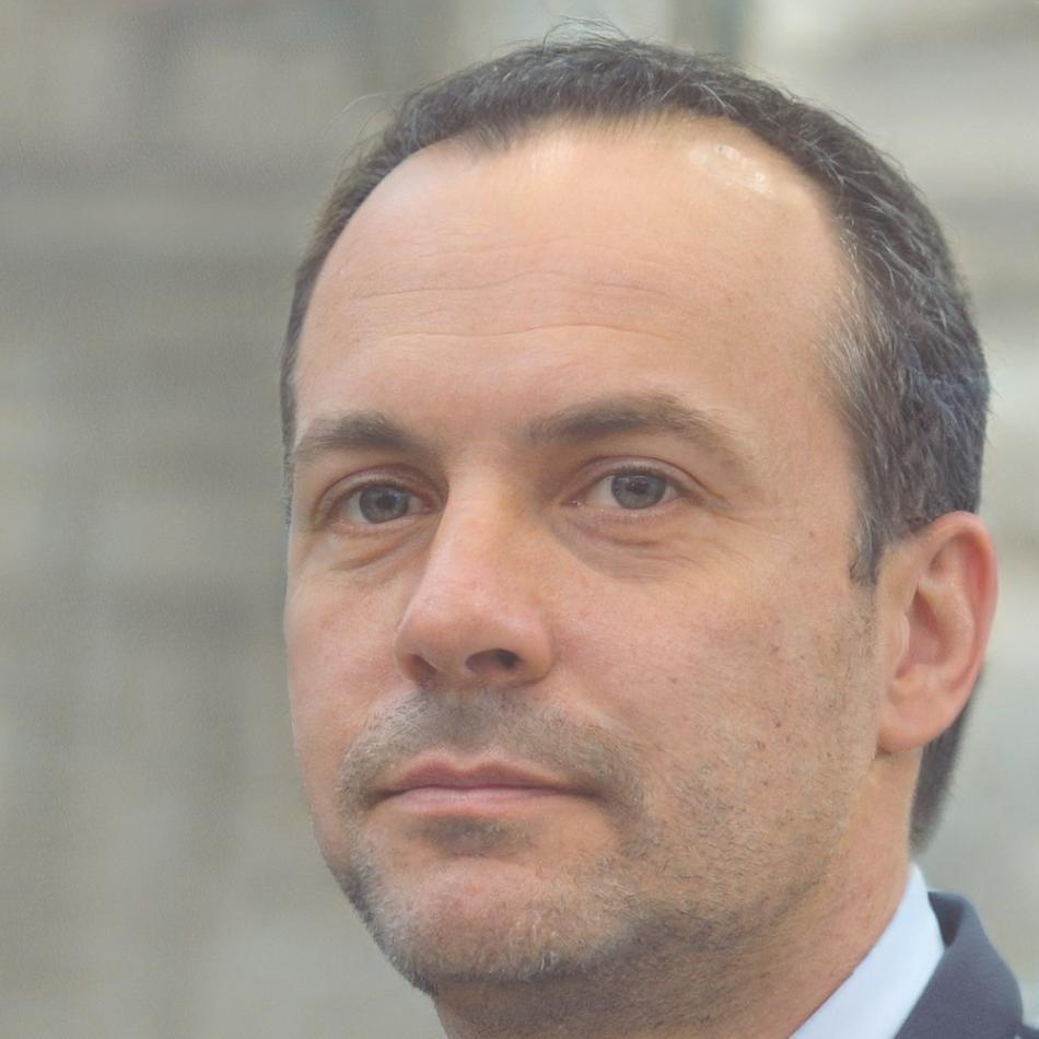 Konzentrierter Fachmann bei der Vorbereitung von Finanzunterlagen
