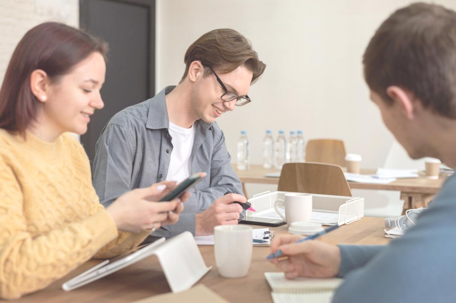 Professionelle Budgetverhandlung im Konferenzraum